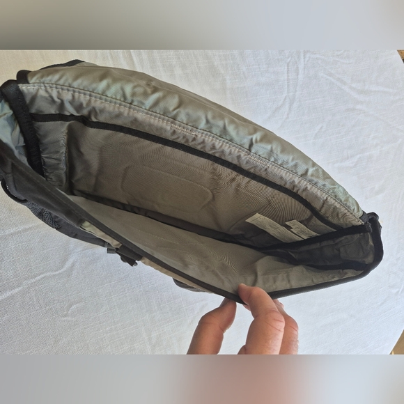 Jansport Black padded messenger bag. Ideal for laptops. NWT - Picture 3 of 8